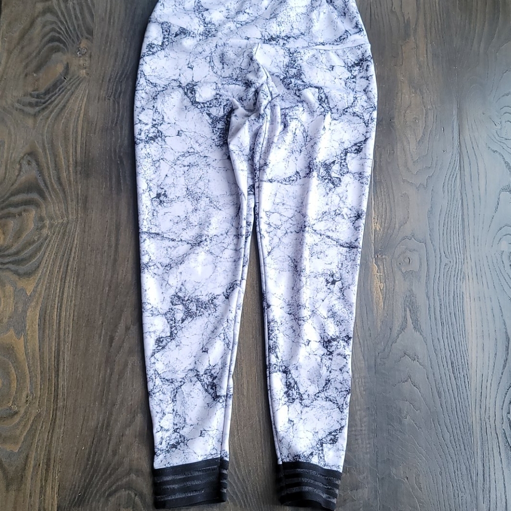 Onzie marble yoga pants
